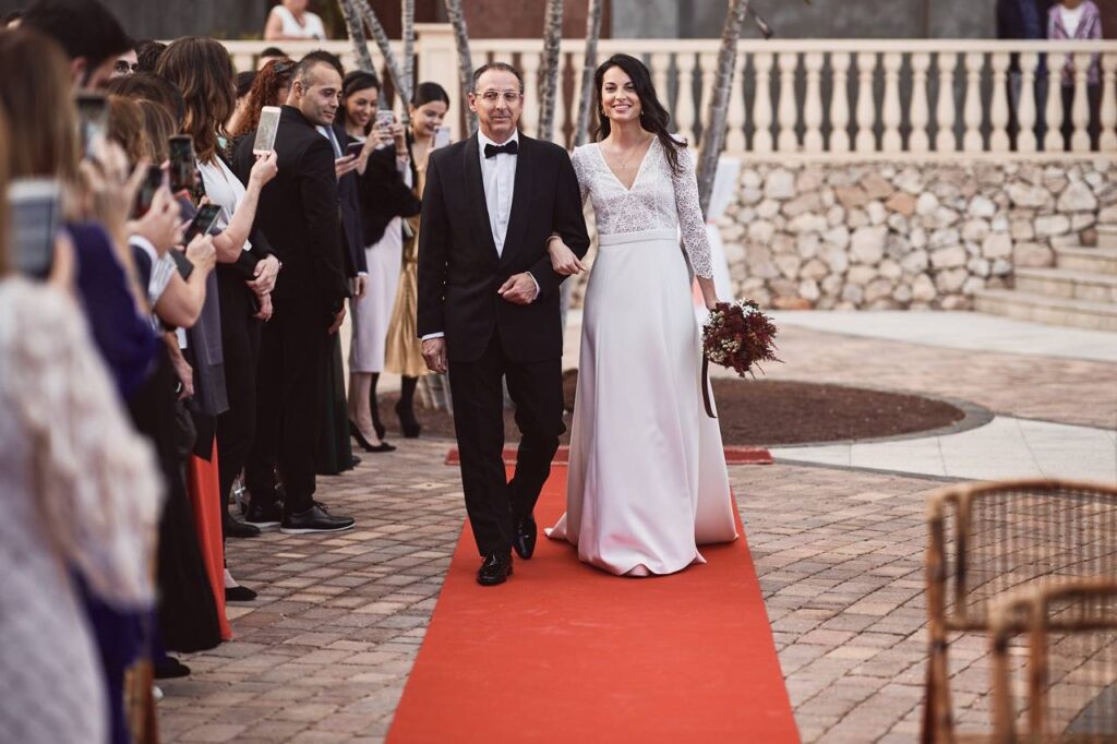 Novio caminando al altar con zapatos elegantes Novio caminando al altar con zapatos elegantes