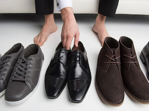 Varios modelos de zapatos Betelli para hombre ordenados ordenadamente Varios modelos de zapatos Betelli para hombre ordenados ordenadamente